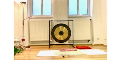Yogakurs - vorhandenes Yogazubehör: Sitz- / Meditationskissen - Berlin-Stadt Wilmersdorf - Yoga Raum mit Gong - Kundlalini Yoga mit Christiane