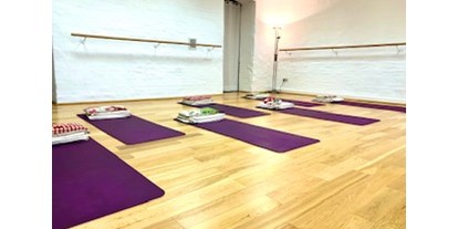 Yogakurs - Kurse für bestimmte Zielgruppen: Kurse nur für Frauen - Berlin-Stadt Lichterfelde - Yoga Raum mit Matten - Kundlalini Yoga mit Christiane