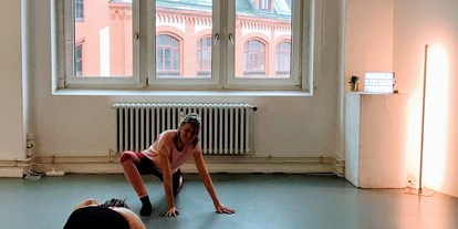 Yogakurs - Kurse für bestimmte Zielgruppen: Kurse für Dickere Menschen - Strala mit Frauke in Berlin  - Shine&Sway - STRALA Yoga mit Frauke