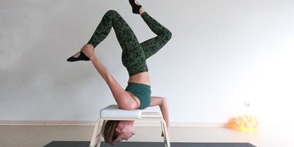 Yogakurs - Bad Lippspringe - Kopfstand lernen leicht gemacht für jedermann - mit dem FeetUp! Golight Yoga ist zertifizierter FeetUp Coach! - Kira Lichte aka. Golight Yoga