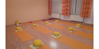 Yogakurs - vorhandenes Yogazubehör: Stühle - Thüringen - Der Kursraum in der Alten Schule von innen - Sananda Daniela Albrecht-Eckardt