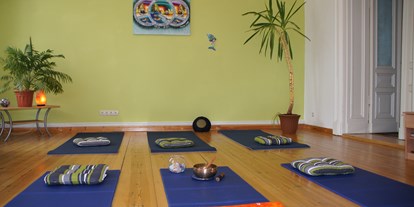 Yogakurs - vorhandenes Yogazubehör: Stühle - Brandenburg Nord - Yogaraum Kursort Nauen - Christopher Willer