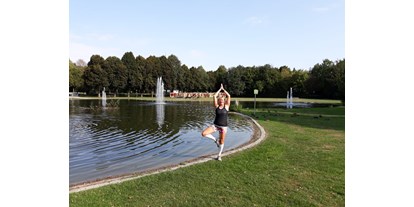 Yogakurs - Ausstattung: Umkleide - Brandenburg - Am Liebsten mache ich Yoga im Park in einer Kombi mit einem Lauftraining. Hier Bad Füssing. - Dr. Sylvia Hanusch