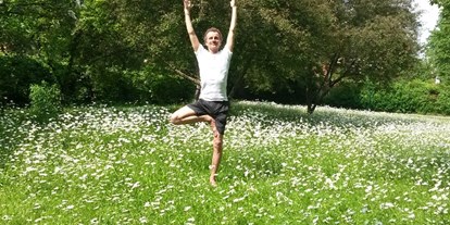 Yogakurs - Erreichbarkeit: gut mit dem Bus - Bayreuth - Vrksasana, der Baum
Felix Fast Yoga
Online und in Bayreuth - Felix Fast Yoga
