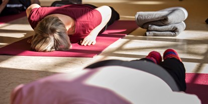 Yogakurs - vorhandenes Yogazubehör: Stühle - Reitwein - Yoga in Reitwein
