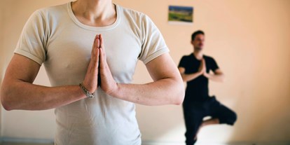 Yogakurs - vorhandenes Yogazubehör: Stühle - Reitwein - Yoga in Reitwein