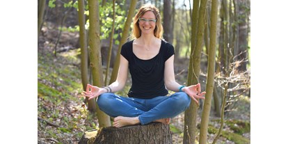 Yogakurs - Yogastil: Hatha Yoga - Paderborn Elsen - Meditationsleiterin Kathrin im Haxtergrund - Kathrin Wibbing