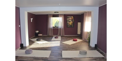 Yogakurs - vorhandenes Yogazubehör: Sitz- / Meditationskissen - Neu-Eichenberg - Yogaraum - Andrea Müller