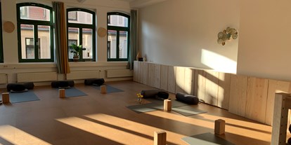 Yogakurs - Ausstattung: Yogashop - Sachsen-Anhalt - Entfaltung im Yogastudio - Yoga Atelier Halle