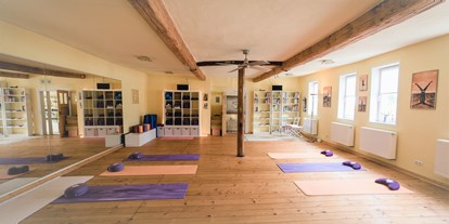 Yogakurs - Kurse für bestimmte Zielgruppen: Kurse für Senioren - Hessen - devi Yoga Christine Howe
