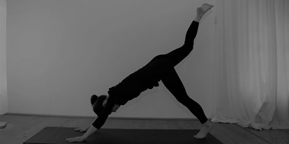 Yogakurs - vorhandenes Yogazubehör: Decken - Bielefeld - Hatha Yoga Adho Muka Svanasa - vom Hund bis Anjaneyasana - Yoga Nidra