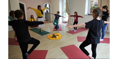 Yogakurs - vorhandenes Yogazubehör: Meditationshocker - Penzberg - Kinder Yoga - Yogagarten / Yogaschule Penzberg Bernhard und Christine Götzl