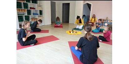 Yogakurs - Art der Yogakurse: Offene Kurse (Einstieg jederzeit möglich) - Penzberg - Yogagarten / Yogaschule Penzberg Bernhard und Christine Götzl