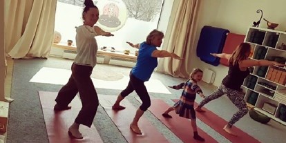 Yogakurs - Ambiente: Gemütlich - Penzberg - Yoga kennt kein Alter!
4 Generationen üben Yoga  - Yogagarten / Yogaschule Penzberg Bernhard und Christine Götzl