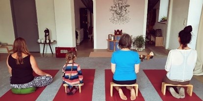 Yogakurs - Ambiente: Spirituell - Penzberg - Yoga kennt kein Alter!
4 Generationen üben Yoga  - Yogagarten / Yogaschule Penzberg Bernhard und Christine Götzl