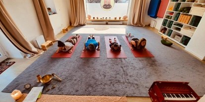 Yogakurs - Art der Yogakurse: Offene Yogastunden - Penzberg - Yoga kennt kein Alter!
4 Generationen üben Yoga  - Yogagarten / Yogaschule Penzberg Bernhard und Christine Götzl