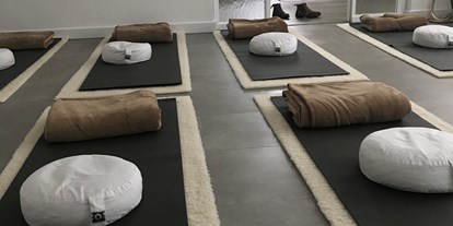 Yogakurs - vorhandenes Yogazubehör: Yogablöcke - Wuppertal Barmen - KYC innen  - Susanne Spottke, Kleines Yogahaus Cronenberg