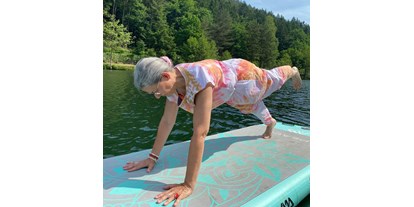 Yogakurs - vorhandenes Yogazubehör: Yogagurte - SUP-Yoga "Planke" - Yogalehrer/innen-Ausbildung im Mosaiksystem Marion Grimm-Rautenberg (c) - MediYogaSchule (c)