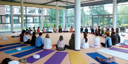 Yogakurs - Erreichbarkeit: gut mit der Bahn - Deutschland - Yogalehrer*in Ausbildung 4-Wochen intensiv