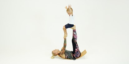 Yogakurs - Erreichbarkeit: gut mit dem Bus - Pegau - Eltern-Kind-Yoga auf das.Brett - Entwicklungsschritt Nicole Stammnitz