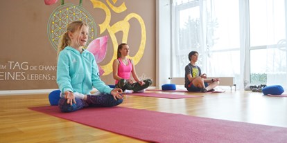 Yogakurs - vorhandenes Yogazubehör: Sitz- / Meditationskissen - Waldenbuch - Yoga für Kids und Jugendliche - Pink Power