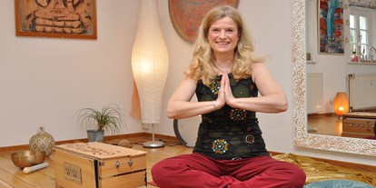 Yogakurs - vorhandenes Yogazubehör: Decken - Hamm (Hamm, Stadt) - Yogalehrerin Astrid Klatt, als Lachyogalehrerin als Astrid Wunder bekannt - Astrid Klatt