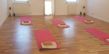 Yogakurs - vorhandenes Yogazubehör: Sitz- / Meditationskissen - Duisburg Duisburg Süd - Yogaambiente - Sylvia Weber/ Yoga am Froschenteich