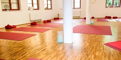 Yogakurs - Mitglied im Yoga-Verband: BdfY (Berufsverband der freien Yogalehrer und Yogatherapeuten e.V.) - Deutschland - Großer Yogasaal - Das Bewegte Haus - Zentrum für Yoga und ganzheitliches Leben