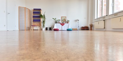Yogakurs - spezielle Yogaangebote: Yogatherapie - Hamburg-Stadt Winterhude - Lakshmi Raum - Yoga Vidya Hamburg e.V.