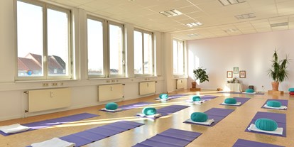 Yogakurs - vorhandenes Yogazubehör: Sitz- / Meditationskissen - Hamburg-Stadt Eimsbüttel - Krishna Raum  - Yoga Vidya Hamburg e.V.