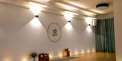 Yogakurs - vorhandenes Yogazubehör: Stühle - Binnenland - Yogaraum - Sangha Yoga Lübeck