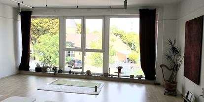 Yogakurs - vorhandenes Yogazubehör: Yogagurte - Köln, Bonn, Eifel ... - Schöner heller Raum mit gemütlicher Atmosphäre. Vorhanden sind Matten, Decken, Klötze u.v.m. In einer persönlichen Atmosphäre praktizieren wir gemeinsam Yoga mit anschließender Zeit für ein Gespräch bei einer Tasse Tee. Yoga und Pilates in Grevenbroich oder Umgebung. - Iris Bendick biyogafit