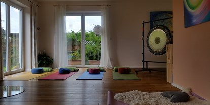 Yogakurs - Mitglied im Yoga-Verband: 3HO (3HO Foundation) - Nordrhein-Westfalen - Yogaraum mit Gong - Pracaya | Yoga  Stresslösungen  Lebensberatung