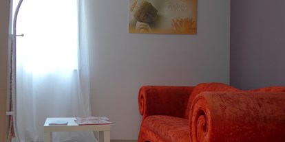 Yogakurs - Yogastil: Ashtanga Yoga - Deutschland - Dies ist unser Umkleidezimmer. Mit Paravent, Sofa, ...
Wir haben außerdem eine schöne Teeküche, einen Empfang und zwei Toiletten - Yogalounge Herrenberg - Ute Kneißler
