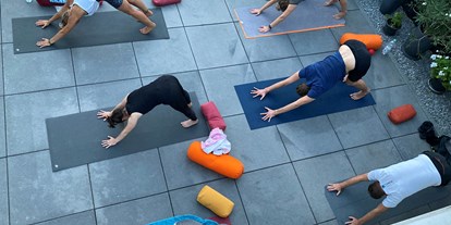 Yogakurs - vorhandenes Yogazubehör: Yogamatten - Sommer-Yoga im Freien - dvividhaYoga