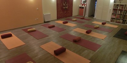Yogakurs - vorhandenes Yogazubehör: Decken - Köln, Bonn, Eifel ... - dvividhaYoga