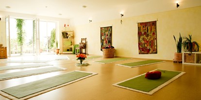 Yoga course - Hessen Süd - Der Raum ist mit ökologischen Baumaterialen ausgestattet (Kalkputz für ausgeglichenes, allergikerfreundliches Raumklima) und verfügt über Fußbodenheizung. Das Üben und Entpsannen auf der Matte wird dadurch besonders angenehm. - Yoga & Coaching Limburg