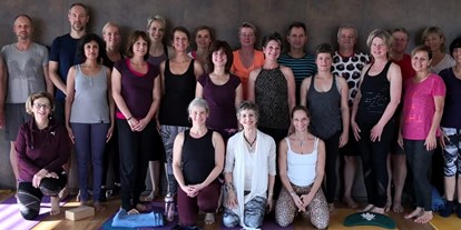 Yogakurs - vorhandenes Yogazubehör: Stühle - Hessen Süd - Yogaworkshop mit Jacalyn Prete - Sabine Freitag / Bewegungsforum