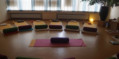 Yogakurs - vorhandenes Yogazubehör: Yogamatten - Viersen - Unser Yoga-Raum (vorbereitet für einen Yin-Yoga Workshop) - BiYo Yoga in Viersen