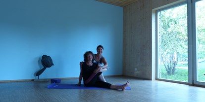 Yogakurs - Ambiente: Modern - Ingelheim am Rhein - Gerne lege ich auch einmal " Hand " an um meine Schüler die korrekte Ausrichtung spüren zu lassen.  - Yoga-fun4u