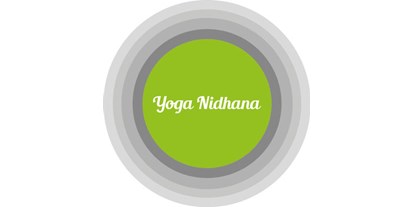Yogakurs - vorhandenes Yogazubehör: Stühle - Duisburg - Logo - Yoga Nidhana