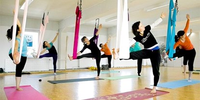 Yogakurs - vorhandenes Yogazubehör: Yogamatten - Kiel Mitte - Mit Aerial Yoga kann der ganze Körper auf neue Weise gedehnt werden. Trage dich hier zum Newsletter ein und du bekommst alle Termine zu Kursen, Workshops, Ausbildungen und Angeboten:
http://aerial-yoga-kiel.de/   - Aerial Yoga Ausbildung mit Nicole Quast-Prell