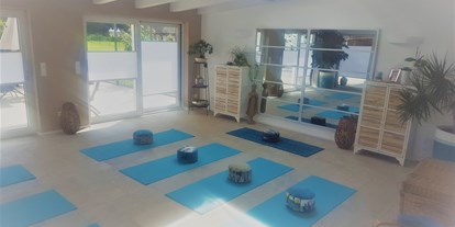 Yogakurs - vorhandenes Yogazubehör: Stühle - Neuburg an der Donau - Yogamatten sowie Meditationskissen sind für unsere Schüler vorhanden - Yoga Parinama - Online-Yoga-Kurse & Vor Ort Kurse