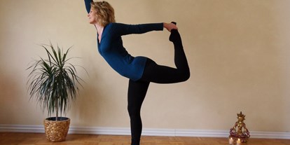 Yogakurs - Yogastil: Hatha Yoga - Zeiskam - Der Tänzer - Natarajasana
Stärkt den Gleichgewichtssinn, kräftig die Beinmuskulatur, öffnet Brustkorb und Hüften. - Anja Bornholdt - Yoga in Germersheim