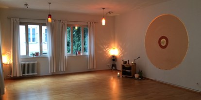 Yogakurs - vorhandenes Yogazubehör: Decken - Karlsruhe Südweststadt - Yogaraum für KaliWest Yoga im Sangat, Karlsruhe - KaliWest Yoga
