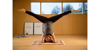 Yogakurs - Yogastil: Hatha Yoga - Region Hausruck - Kopfstand Variante (Shirshasana) - aktiviert und fördert die Durchblutung im gesamten Körper - Yoga Garten
