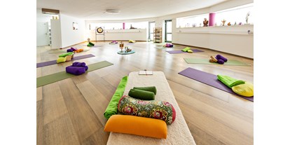 Yogakurs - spezielle Yogaangebote: Satsang - Geräumiges, modernes Yogastudio.
Gruppengröße max 10 Teilnehmer:innen pro Kurs - Ois is Yoga