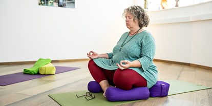 Yogakurs - vorhandenes Yogazubehör: Meditationshocker - Oberbayern - Ois is Yoga