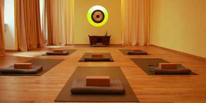 Yogakurs - Ambiente: Gemütlich - Berlin-Stadt Zehlendorf - Das ist der große Raum mit einer Gong. Eine sehr ruhige, gemütliche und schöne Atmosphäre.  - Sita Tara Berlin