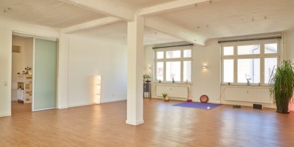 Yogakurs - Art der Yogakurse: Offene Kurse (Einstieg jederzeit möglich) - Offenbach - Unser großer lichtdurchfluteter Yoga Raum - Samana Yoga - Rebalancing Life! in Offenbach